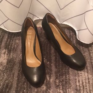 Clarks cushion black pumps